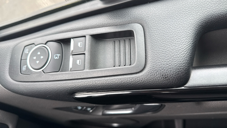 Ford Tourneo Custom Transit Custom Tourneo L2 Diesel Fwd 2.0 EcoBlue 130ps Low Roof 8 Seater Titanium